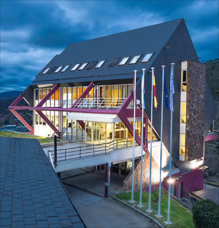Edificio corporativo Thermochip con estructura moderna en la montaña