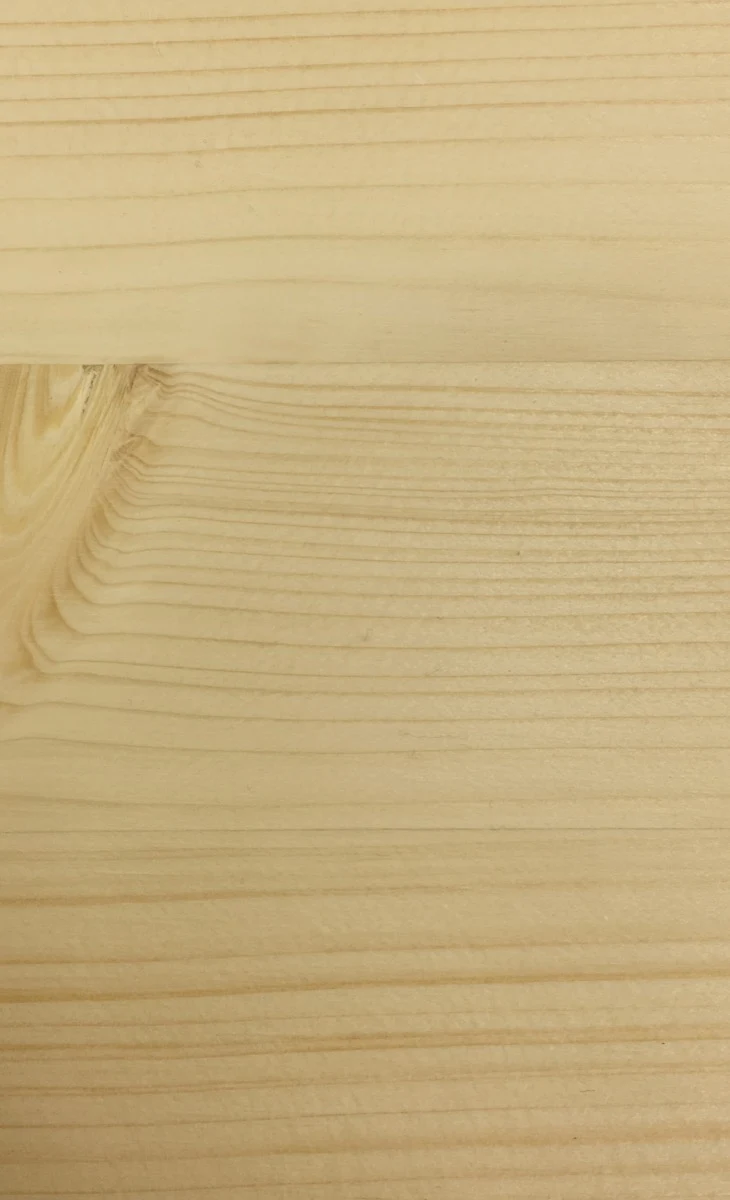 Acabado Thermochip natural - panel sándwich con madera clara de veta suave y tonos crema