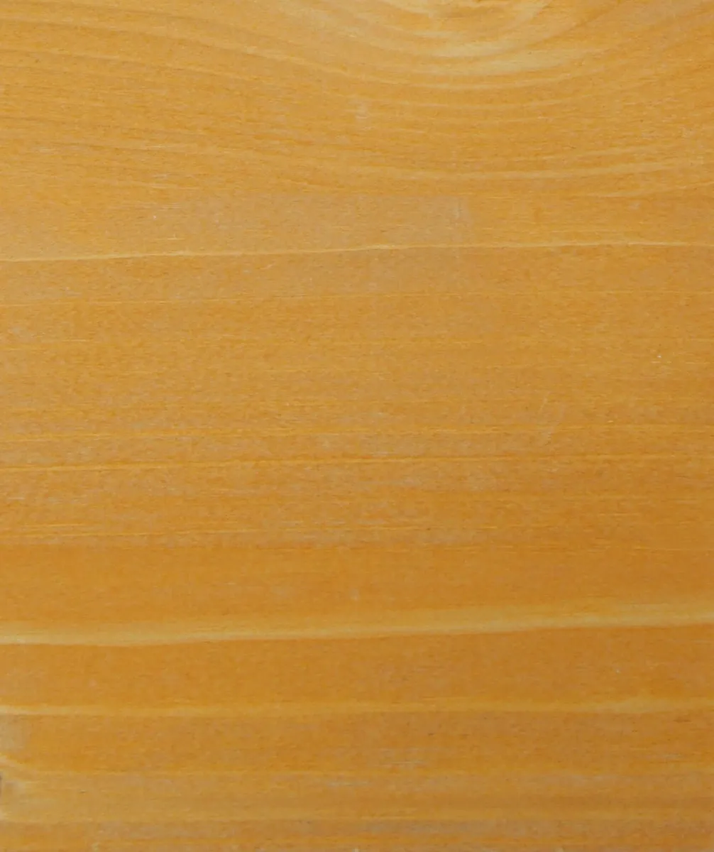 Acabado Thermochip roble - panel sándwich con lasur dorado cálido y vetas horizontales suaves