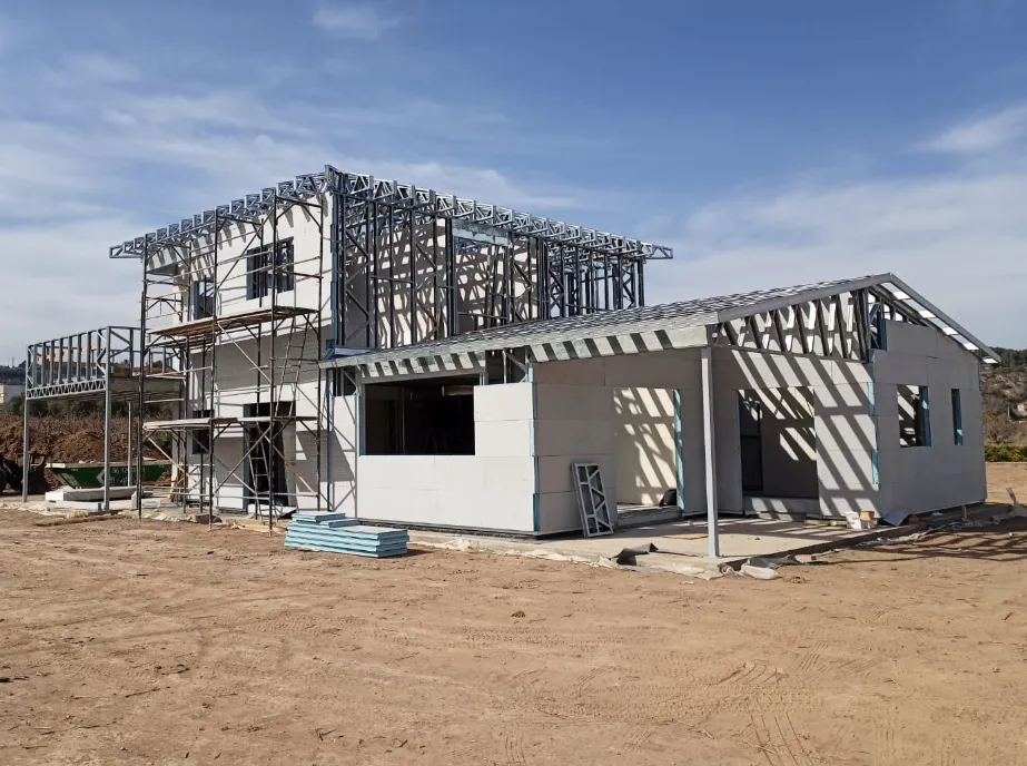 Estructura de vivienda en obra con sistema steel framing y paneles Thermochip Housing en montaje