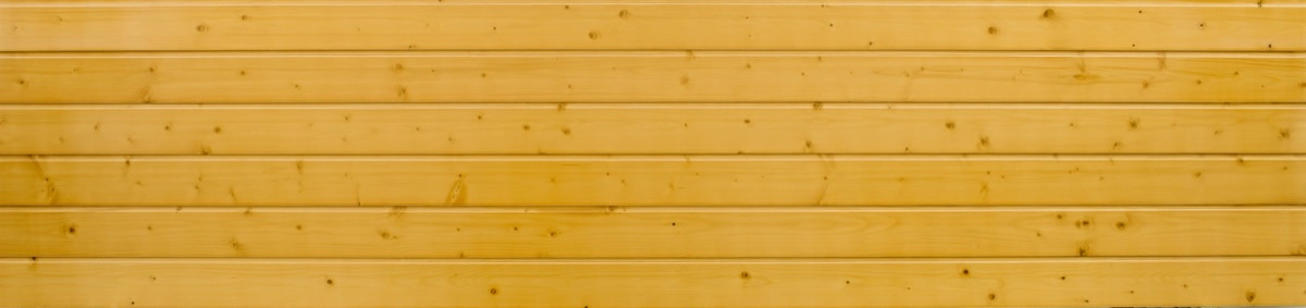 Acabado Thermochip teñido - panel sándwich con tinte dorado miel sobre lamas de madera con nudos